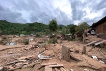 Hàng trăm nhà dân bị lũ lớn tàn phá, xã nghèo kêu gọi cứu trợ khẩn cấp