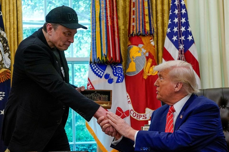 Tỷ phú Musk chìa cành ô liu muốn đình chiến với Tổng thống Trump - 1