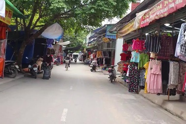 Chợ Ninh Hiệp vắng vẻ, tiểu thương ngồi chơi cả ngày vì không có hàng