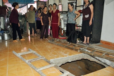 Hố sâu 5m bất ngờ “mọc” giữa nhà dân