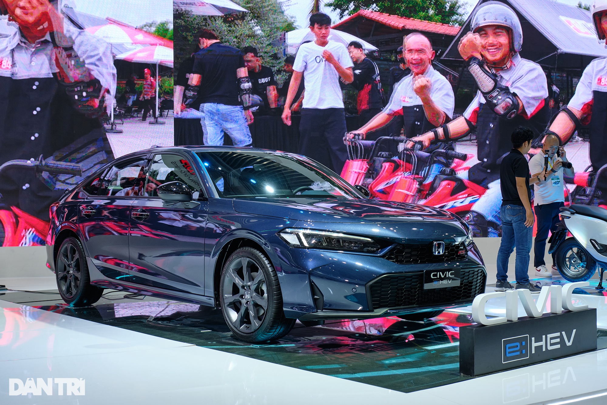 View - "Ăn" 4 lít xăng/100km, Honda Civic 2024 còn có gì với giá gần 1 tỷ đồng? | Báo Dân trí