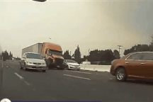 Kinh hoàng xe tải đâm liên hoàn 11 ô tô trên đường cao tốc Mỹ