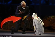 Tại sao Morgan Freeman đeo một chiếc găng tay trong lễ khai mạc World Cup?