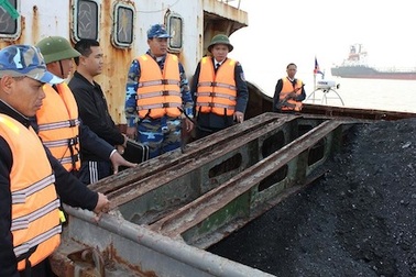 Bắt quả tang vụ vận chuyển 600 tấn “than lậu” trên biển