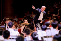 Ca sĩ Mỹ Anh hát với Dàn nhạc giao hưởng Trẻ