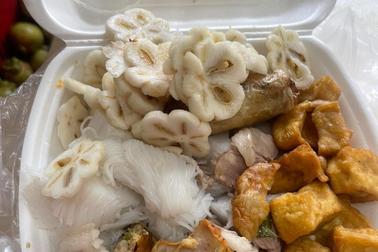 Tranh cãi món bún đậu ăn kèm… măng cụt xanh