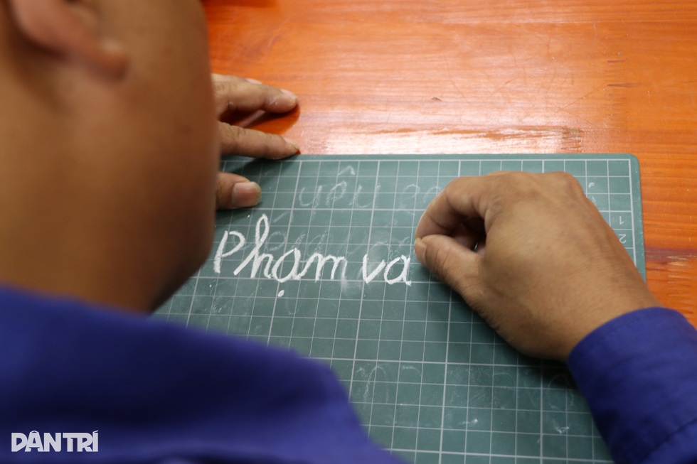 Người đàn ông 20 năm nghiện ma túy rưng rưng lần đầu tiên viết tên mình - 3 Người đàn ông 20 năm nghiện ma túy rưng rưng lần đầu tiên viết tên mình - 3