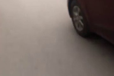 Cô gái vừa... cầm tô ăn vừa điều khiển xe ô tô khiến nhiều người bất bình