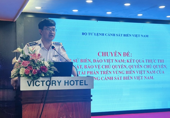 Đại tá Cao Xuân Quận, Phó Chính ủy Vùng Cảnh sát biển 3 trình bày tại buổi tập huấn.