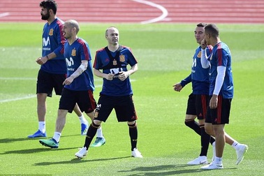 Dàn sao Tây Ban Nha thư giãn trước cuộc đấu với Thụy Sỹ