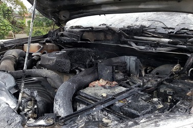 Xe Mazda bốc khói cháy đầu khi đang chạy