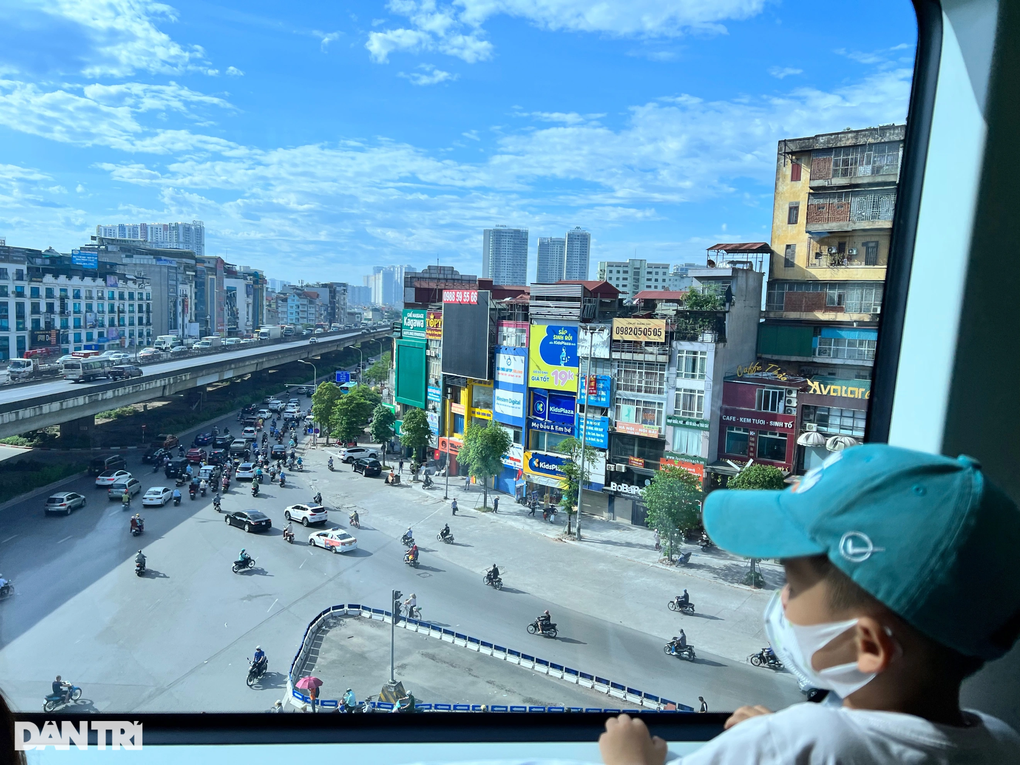 Giá xăng tăng, dân công sở ở Hà Nội đạp xe đi làm, thay ô tô bằng tàu điện - 6 Giá xăng tăng, dân công sở ở Hà Nội đạp xe đi làm, thay ô tô bằng tàu điện - 6