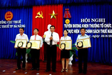 Tuyên dương các doanh nghiệp nộp thuế tiêu biểu năm 2009