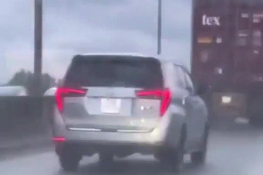 Ô tô và kiểu bật đèn xi-nhan đầy khó hiểu