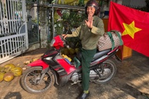 Cựu binh 75 tuổi đi xe máy từ Đắk Lắk đến TPHCM dự đại lễ 30/4