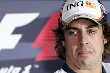 Đội Renault cắt 1/3 lương Alonso