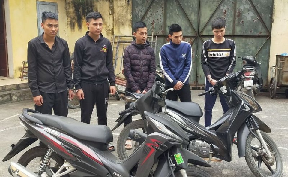 Nhóm đối tượng sử dụng súng, dao kiếm đuổi chém người trên đường - 2 Nhóm đối tượng sử dụng súng, dao kiếm đuổi chém người trên đường - 2