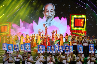 Rước 134 bức ảnh chân dung Bác Hồ trong đêm khai mạc Lễ hội Làng Sen