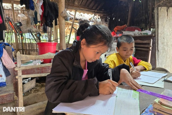 Nữ sinh lớp 7: "Cái bàn gãy chân, chị em cháu không biết ngồi học ở đâu"