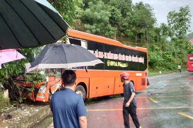 Hai ô tô khách va chạm, 1 người tử vong