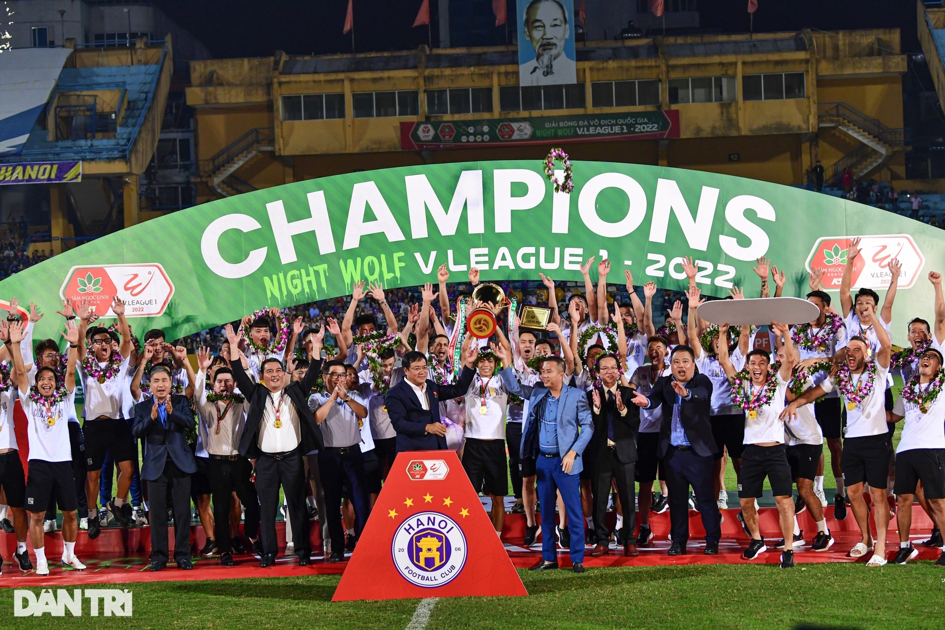 CLB Hà Nội ăn mừng đầy cảm xúc khi giành cúp vô địch V-League 2022 - 9 CLB Hà Nội ăn mừng đầy cảm xúc khi giành cúp vô địch V-League 2022 - 9