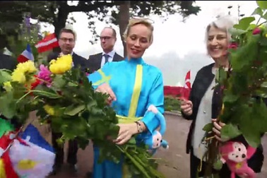 Các đại sứ châu Âu ăn phở vỉa hè, đi chợ hoa ngày Tết