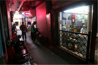 Nhịp sống sôi động trong ngõ siêu nhỏ ở phố cổ Hà Nội