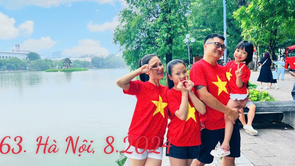 Gia đình ở Hà Nội mặc áo cờ đỏ sao vàng đi khắp Việt Nam chụp ảnh - 1 Gia đình ở Hà Nội mặc áo cờ đỏ sao vàng đi khắp Việt Nam chụp ảnh - 1