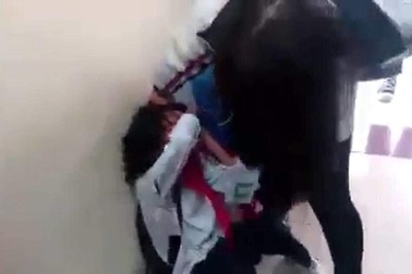 Lại xôn xao clip nữ sinh cấp 2 đánh bạn dã man ngay tại lớp