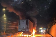 Xe chở 27 tấn mủ cao su bốc cháy dữ dội trên đường