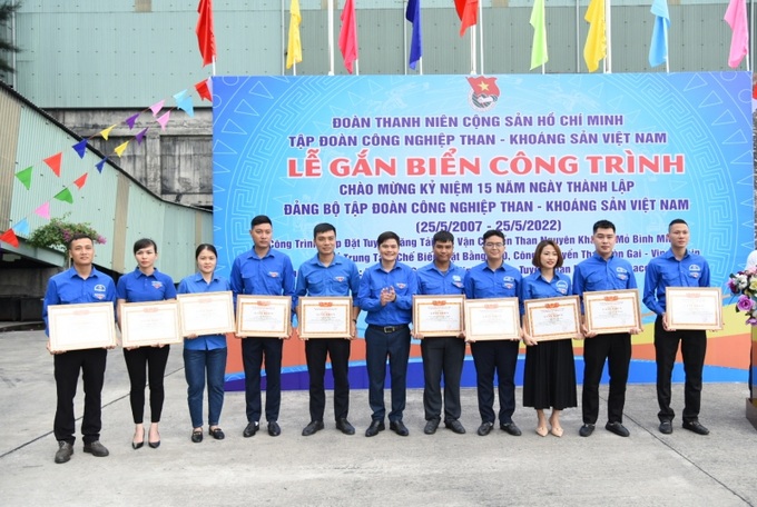 Anh Nguyễn Văn Thuấn, Bí thư Đoàn TN Tập đoàn TKV tặng bằng khen, khen thưởng 10 thanh niên công nhân lao động xuất sắc trong đợt thi đua chào mừng kỷ niệm 15 năm ngày thành lập Đảng bộ TKV