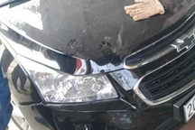 Tài xế ô tô tông người đi xe máy "bay" lên mái nhà đã ra trình diện