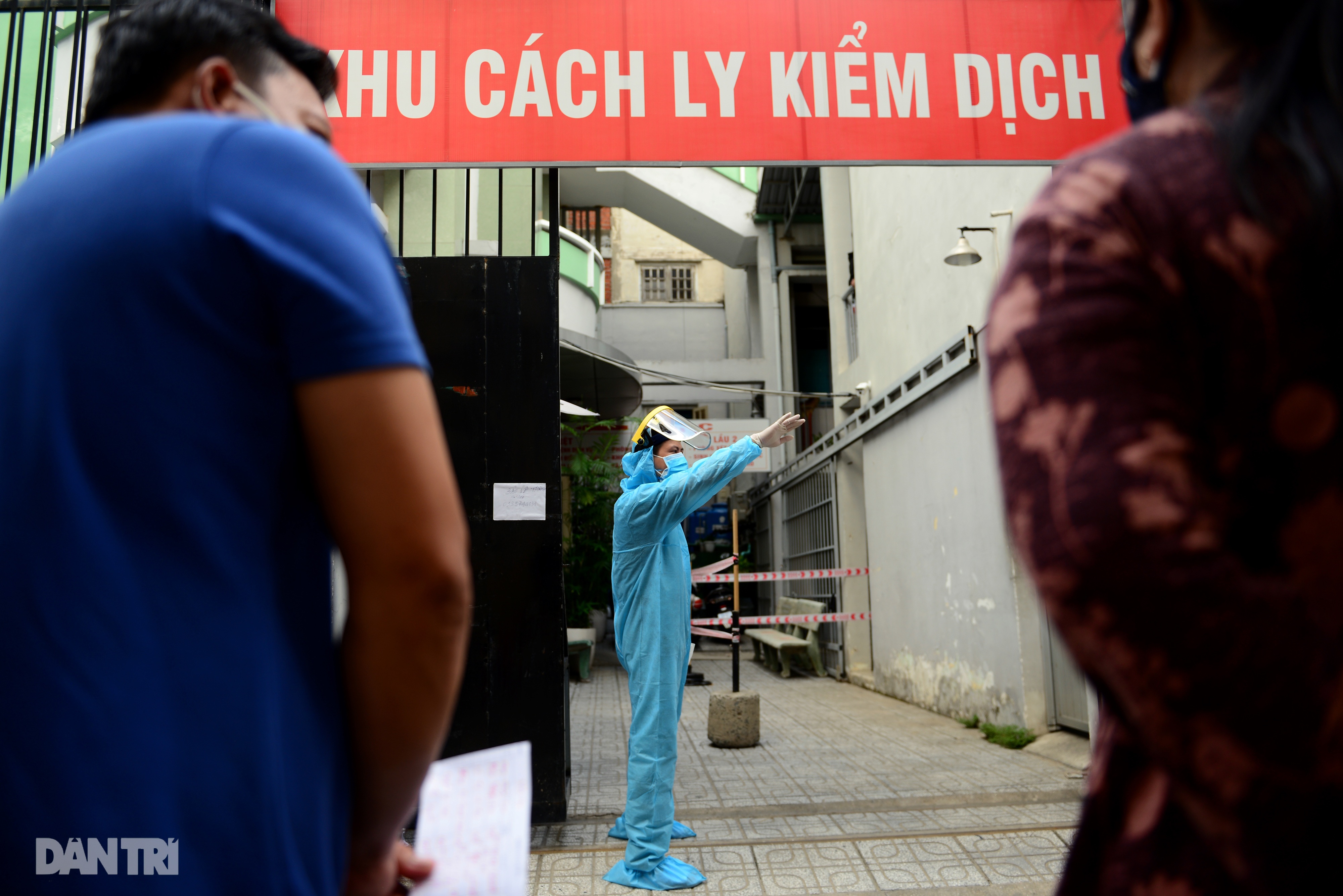 Người phụ nữ ung thư được chồng đẩy xe lăn đi xét nghiệm Covid-19 - 1 Người phụ nữ ung thư được chồng đẩy xe lăn đi xét nghiệm Covid-19 - 1
