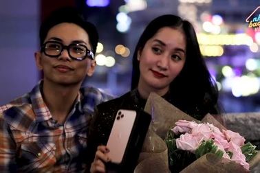 Khánh Thi rơi nước mắt khi nhận quà của Phan Hiển