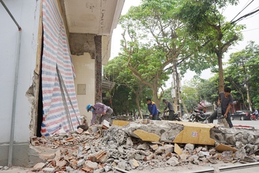Dân hạ nền nhà để “thích ứng” với vỉa hè sau giải tỏa