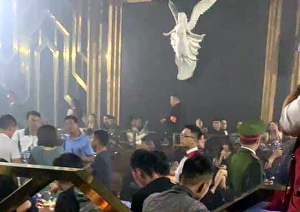 Hà Nội: 30 “dân chơi” dương tính với ma túy trong quán bar Hey Club - 1 Hà Nội: 30 “dân chơi” dương tính với ma túy trong quán bar Hey Club - 1