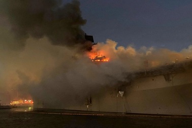 Mỹ buộc tội thủy thủ phóng hỏa tàu chiến tỷ USD