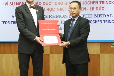 Giáo sư Jochen Trinckauf nhận Kỷ niệm chương vì sự nghiệp giáo dục