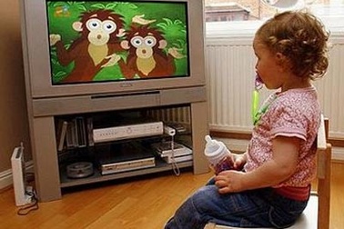 SOS hiện tượng trẻ vừa ăn cơm vừa xem ti vi