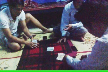 Quay video cán bộ xã đánh bạc ăn tiền cũng bị kỷ luật cùng nhóm đánh bạc