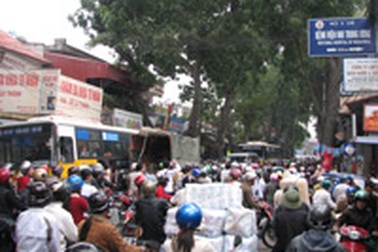 Hà Nội: Tắc đường kéo dài hàng cây số