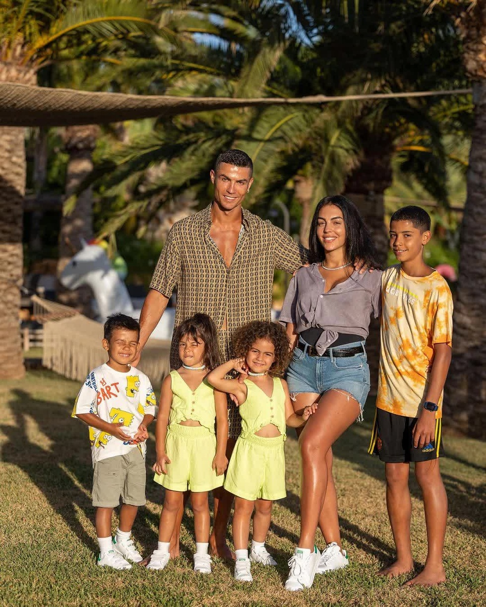 Vợ của Ronaldo: Từ nhân viên bán hàng tới bà xã cầu thủ sở hữu 1 tỷ USD - 4 Vợ của Ronaldo: Từ nhân viên bán hàng tới bà xã cầu thủ sở hữu 1 tỷ USD - 4