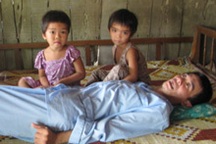 Gia cảnh khốn cùng của nạn nhân vụ tai biến vắc-xin