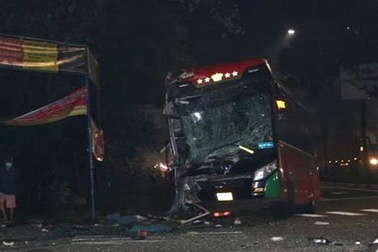 Xe khách giường nằm tông nhau kinh hoàng, hơn 10 người bị thương