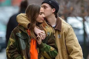 Brooklyn Beckham hôn bạn gái mới trên phố