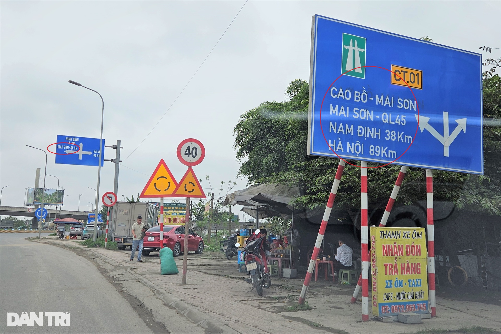 Chi chít biển báo tại nút giao quốc lộ 1 với cao tốc Bắc - Nam - 7 Chi chít biển báo tại nút giao quốc lộ 1 với cao tốc Bắc - Nam - 7