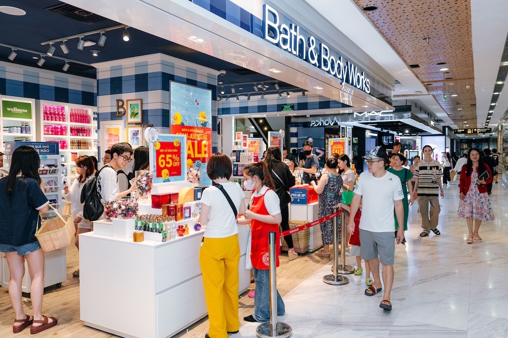 Vincom Red Sale Vincom Red Sale “khuấy đảo” thị trường bán lẻ mùa hè 2025 - 3
