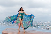 Thái Thị Hoa catwalk trên tầng cao chọc trời thi “Trang phục đi biển”