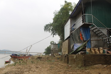 Nghệ An: Sạt lở “uy hiếp” vào tận nhà, nhiều hộ dân sống trong sợ hãi