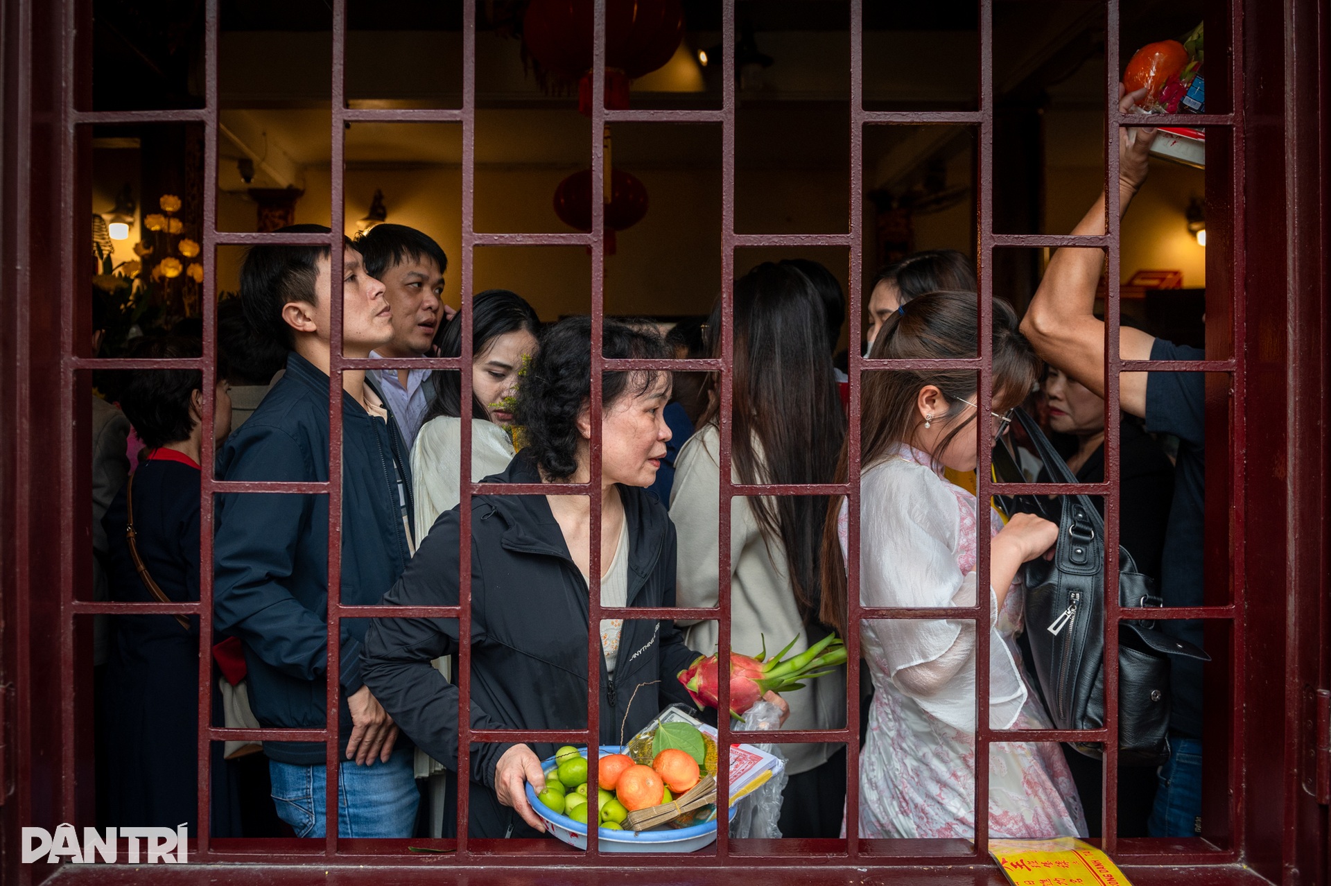 Hàng nghìn người đổ về Phủ Tây Hồ trong ngày đi làm đầu năm - 9